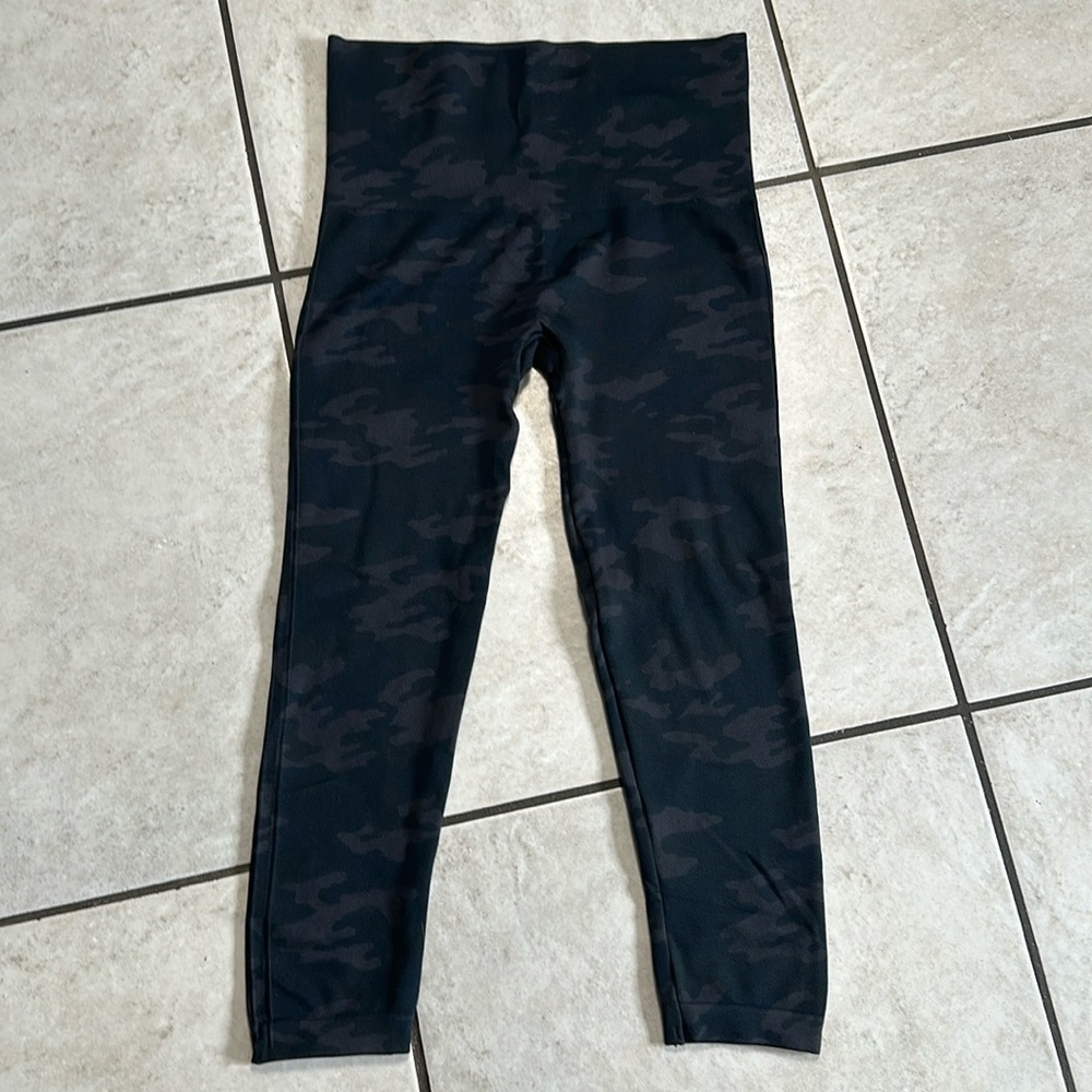 Spanx Look At Me Now‎ Cropped Leggings Camouflage